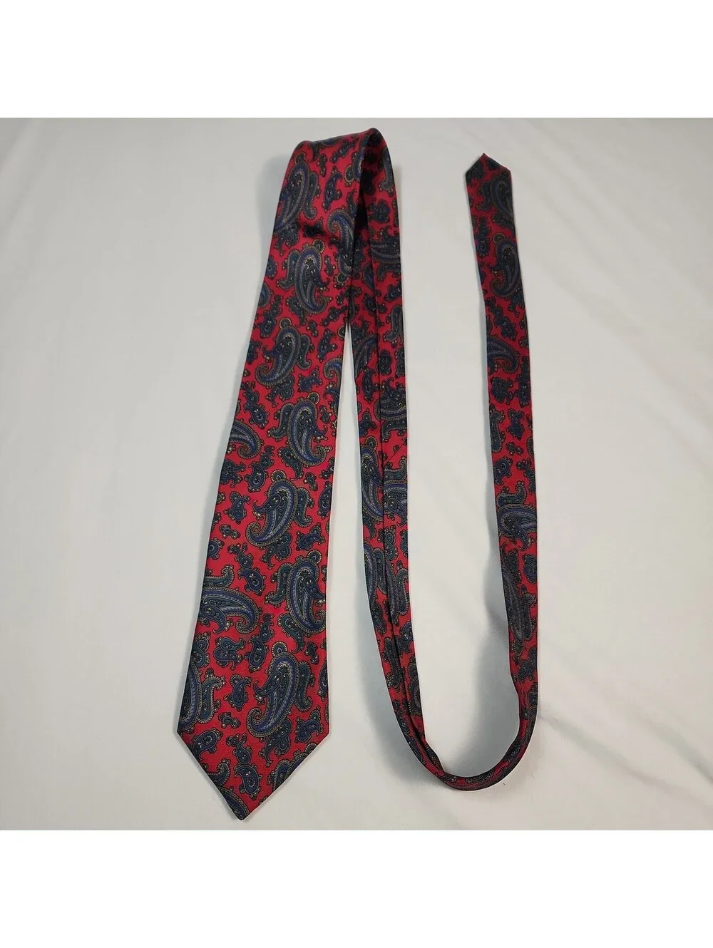 Van Heusen Classic  Collection Men's Tie Silk Paisley Red Background 57 inch.